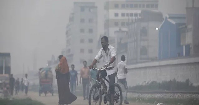 ছুটির দিনেও ভালো নেই ঢাকার বাতাস
