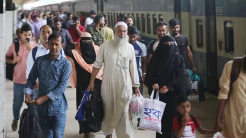 ঈদের ছুটি কাটিয়ে ঢাকায় ফিরছে মানুষ