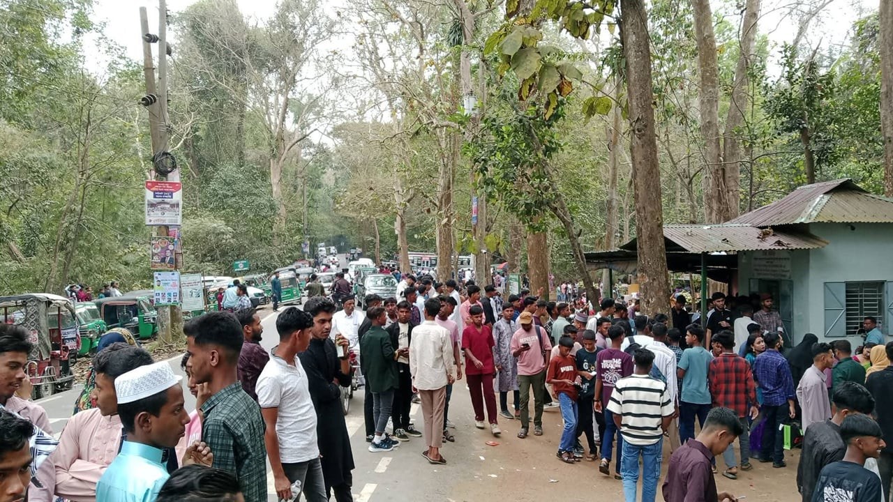 ঈদের দিনে লাউয়াছড়ায় পর্যটকের উপচে পড়া ভিড়