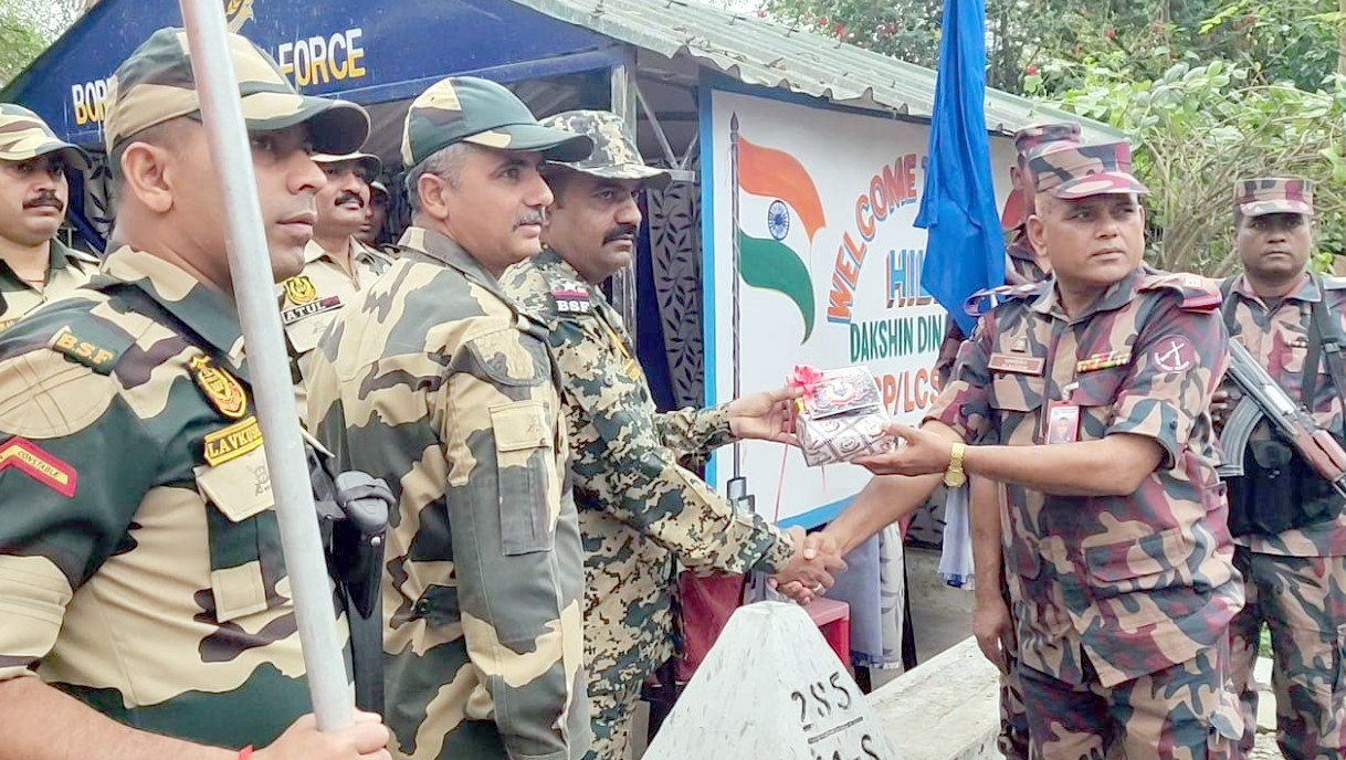 ঈদ উপলক্ষে হিলি সীমান্তে বিজিবি-বিএসএফের মিষ্টি বিনিময়