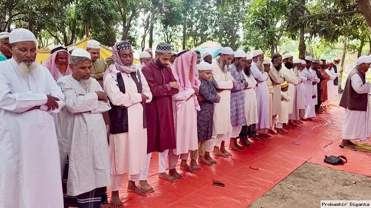 সৌদির সঙ্গে মিল রেখে নওগাঁয় ঈদ উদযাপন