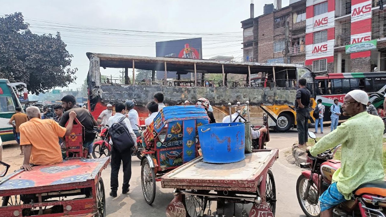 ঝিনাইদহে বৈষম্যবিরোধী নেতাকে হত্যার ঘটনায় বাসে আগুন, শ্রমিকদের সড়ক অবরোধ