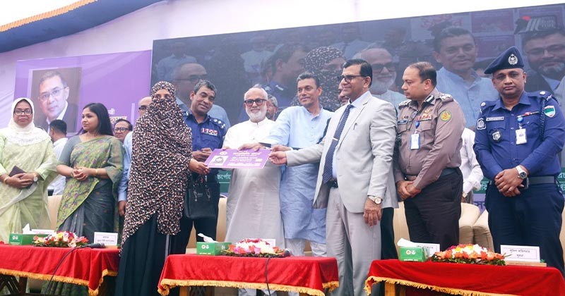 খুলনায় ৫ হাজার ২৭৫ উপকারভোগীদের মাঝে ফ্যামিলি কার্ড বিতরণ