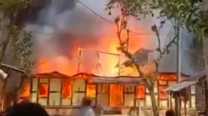 পটুয়াখালীতে মাদকের টাকার জন্য নিজের বসতঘরে আগুন, যুবক আটক