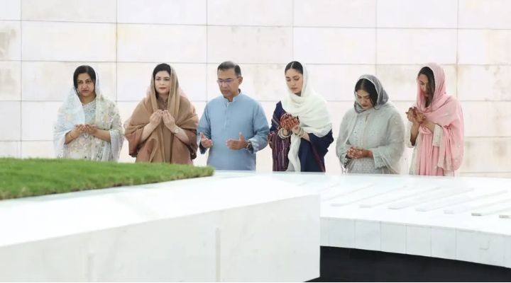 ঈদের দিনে বাবা-মায়ের সমাধিতে প্রধানমন্ত্রী তারেক রহমানের শ্রদ্ধা