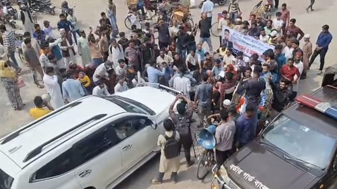 কুষ্টিয়ায় গাড়িসহ জেলা প্রশাসককে অবরুদ্ধ করে বিক্ষোভ