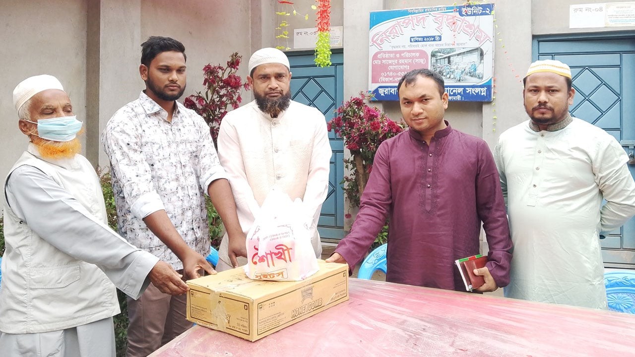 কিশোরগঞ্জে ঈদের দিন নিরাপদ বৃদ্ধাশ্রমে উপহার পাঠালেন ডিসি