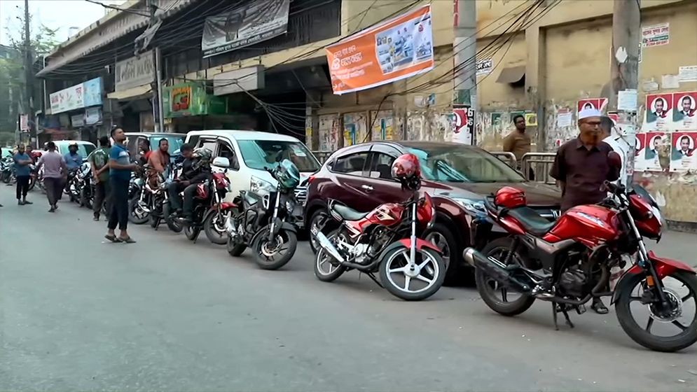 রাজধানীর ফিলিং স্টেশনগুলোয় আজও জ্বালানি তেলের জন্য দীর্ঘ লাইন