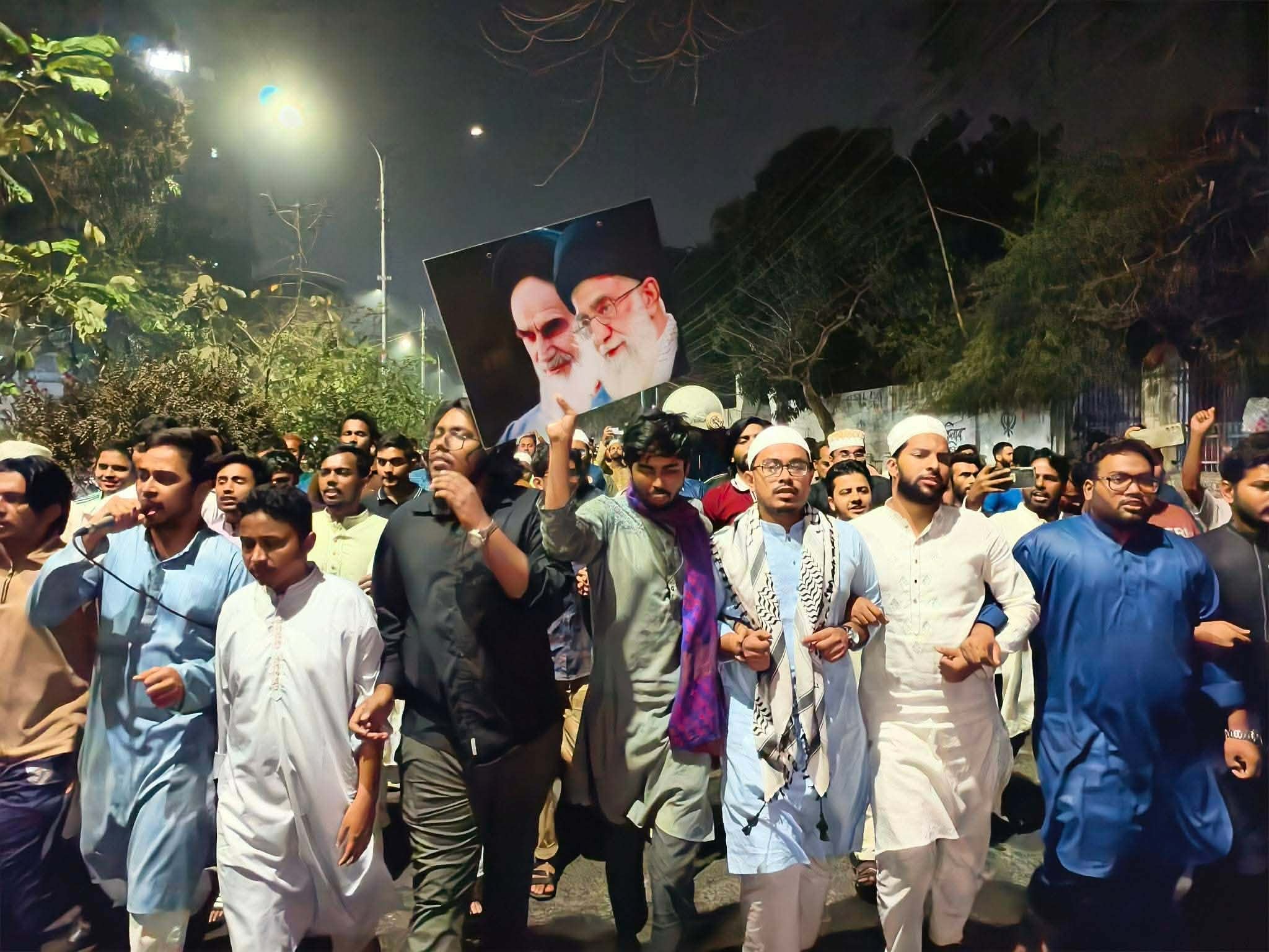 ঢাবিতে খামেনির গায়েবানা জানাজা ও বিক্ষোভ অনুষ্ঠিত 