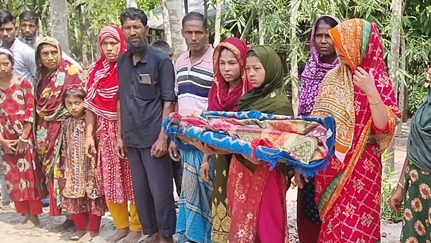 ঝালকাঠিতে সন্তানের মরদেহ নিয়ে মানববন্ধনে মা