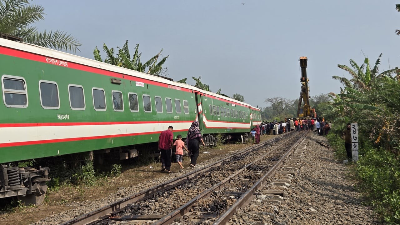 ২১ ঘণ্টা পর উত্তরাঞ্চলের সঙ্গে সারাদেশের ট্রেন চলাচল স্বাভাবিক