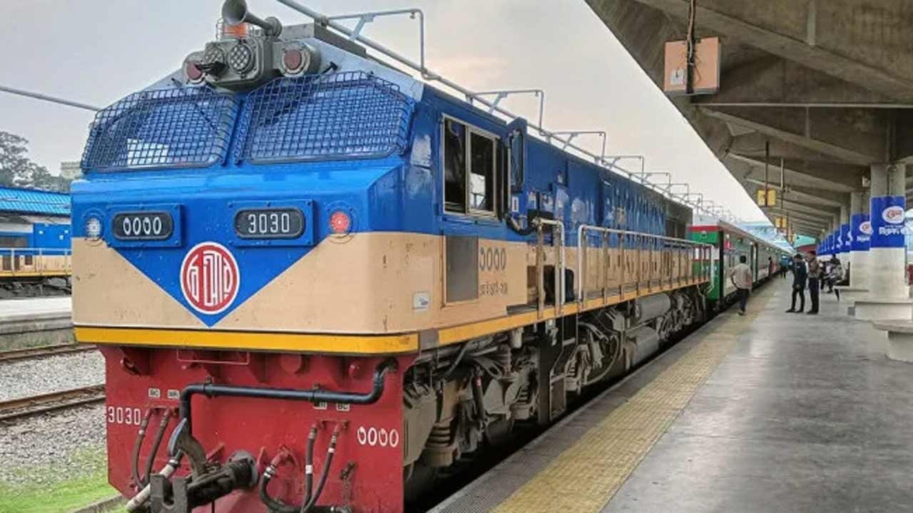 টিকিট কালোবাজারি ,সুবর্ণ এক্সপ্রেসের দুই স্টুয়ার্ট বরখাস্ত