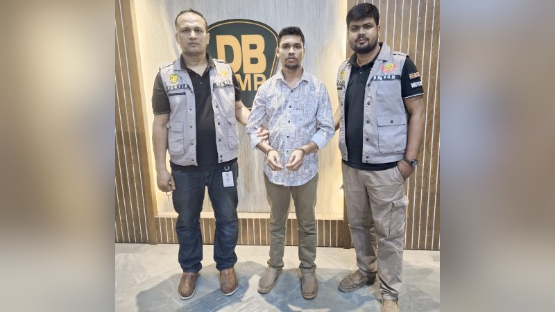 ফেসবুকে ডিআইজি সেজে প্রতারণা, শাহবাগ থেকে গ্রেপ্তার ১