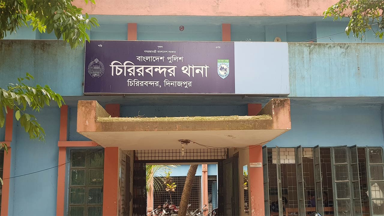 দিনাজপুরের চিরিরবন্দরে টিসিবির মালামাল চুরির মামলায় আটক ১