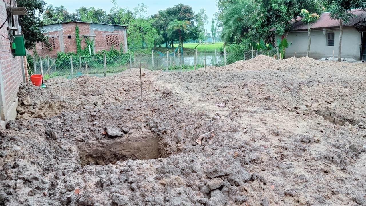 বগুড়ার আদমদীঘিতে আদালতের নিষেধাজ্ঞা সত্বেও বিবাদমান সম্পত্তিতে বেইজ খননের অভিযোগ