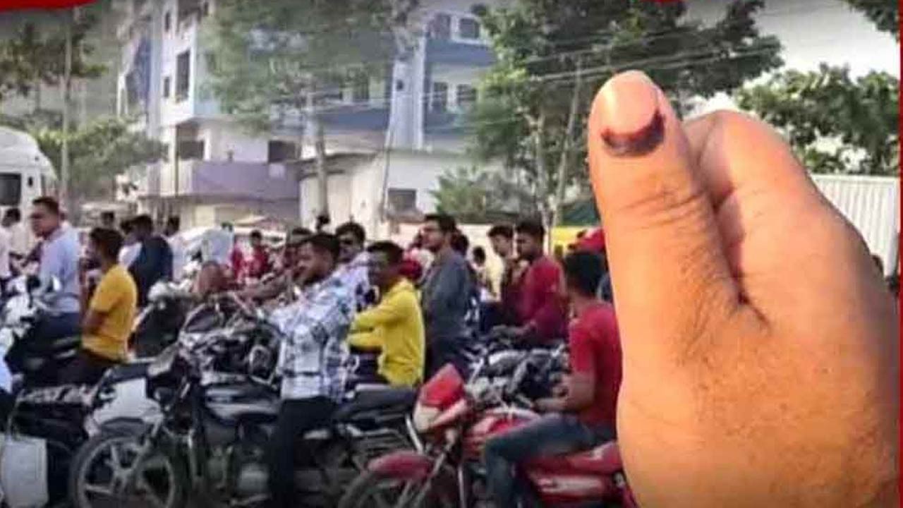 রংপুরের তারাগঞ্জে জ্বালানি সংগ্রহে আঙ্গুলে অমোচনীয় কালি