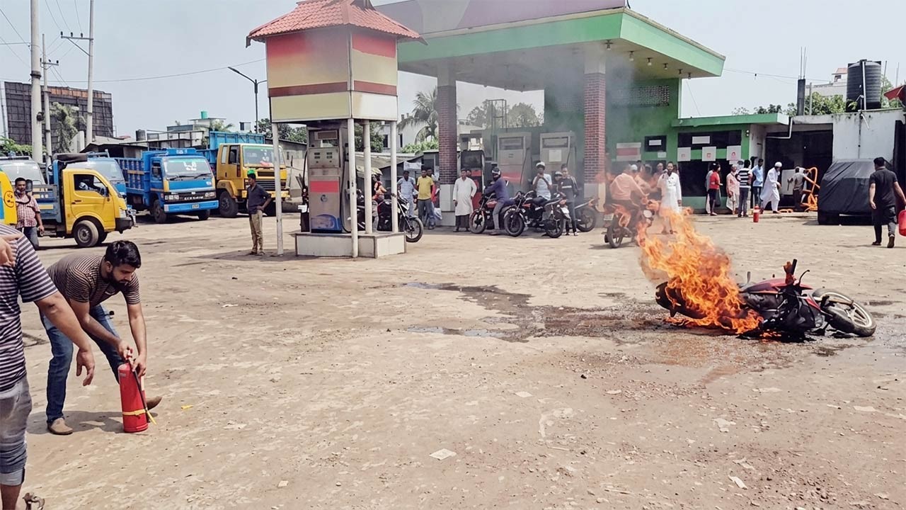 তেল নেওয়ার পরেই বাইকে আগুন: আপনার ছোট একটি ভুলেই ঘটতে পারে বড় বিপদ