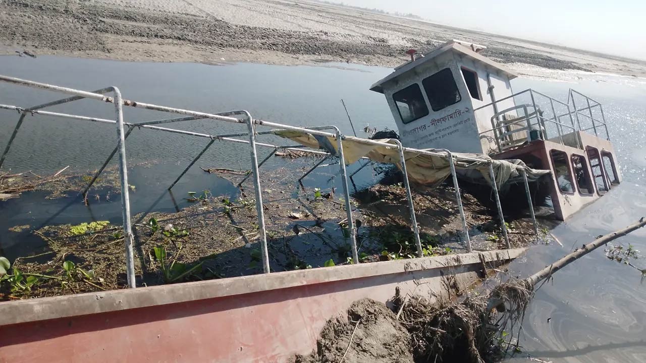 নীলফামারীর ডিমলায় কোটি টাকার রেসকিউ বোট বালির নিচে