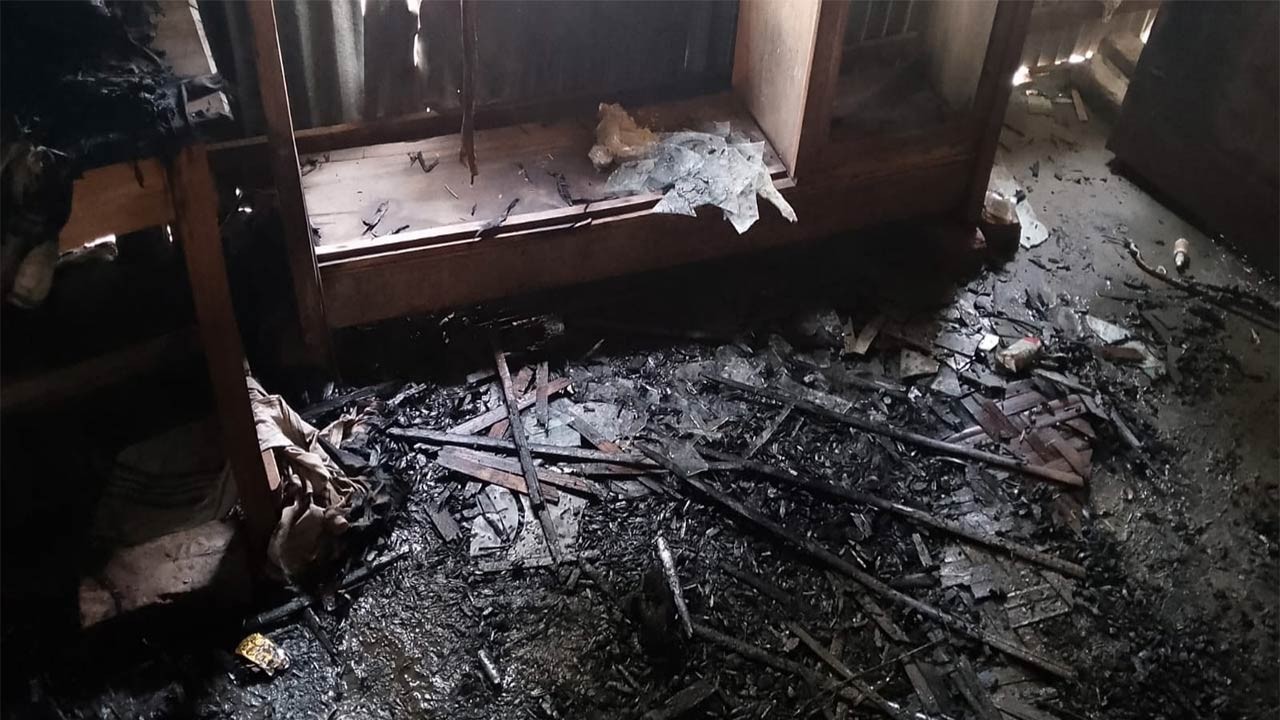 বগুড়ার শেরপুরে পল্লীতে আগুনে মৃৎশিল্প শ্রমিকের বাড়ি পুড়ে ছাই