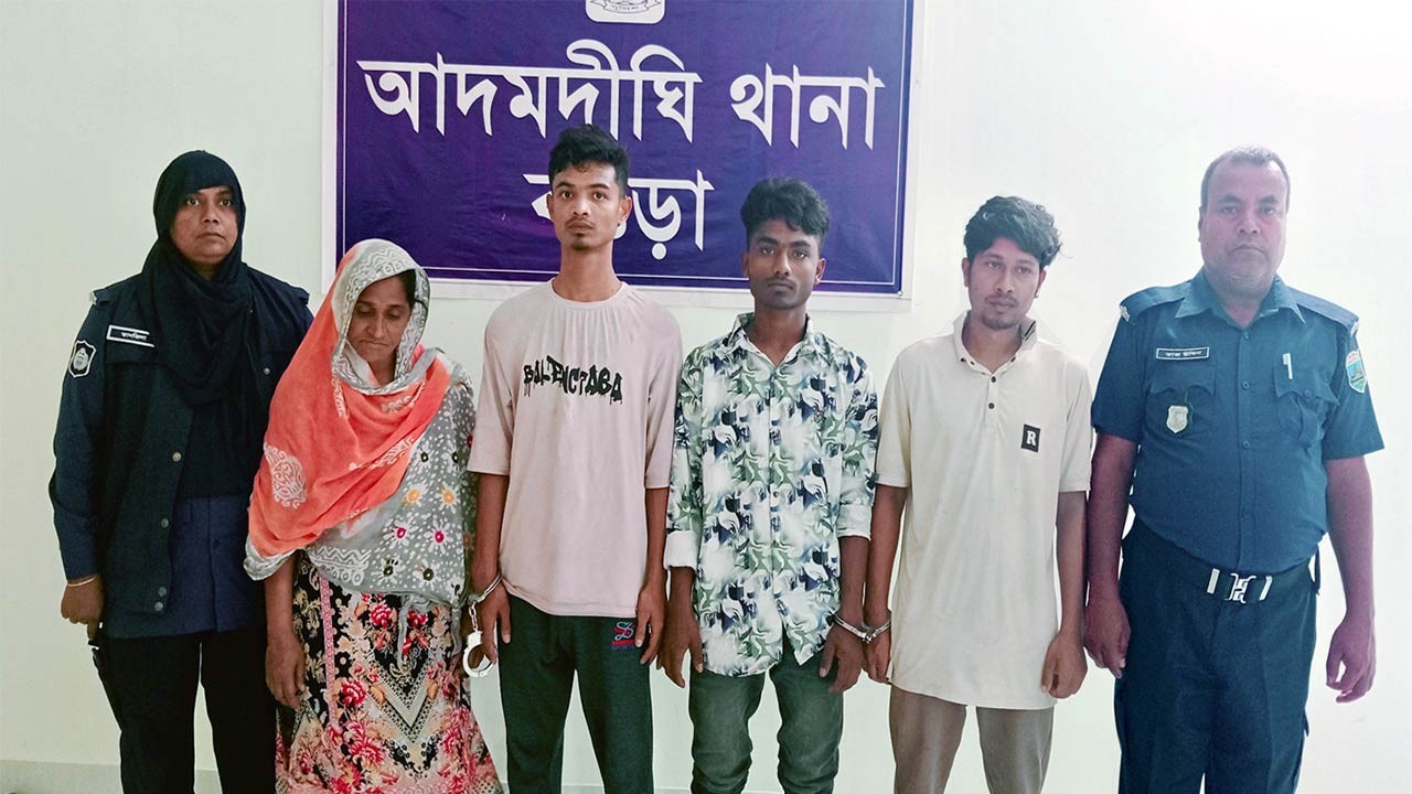 বগুড়ার আদমদীঘিতে গৃহবধূকে আটকে রেখে পালাক্রমে ধর্ষণ, নারীসহ গ্রেফতার ৪