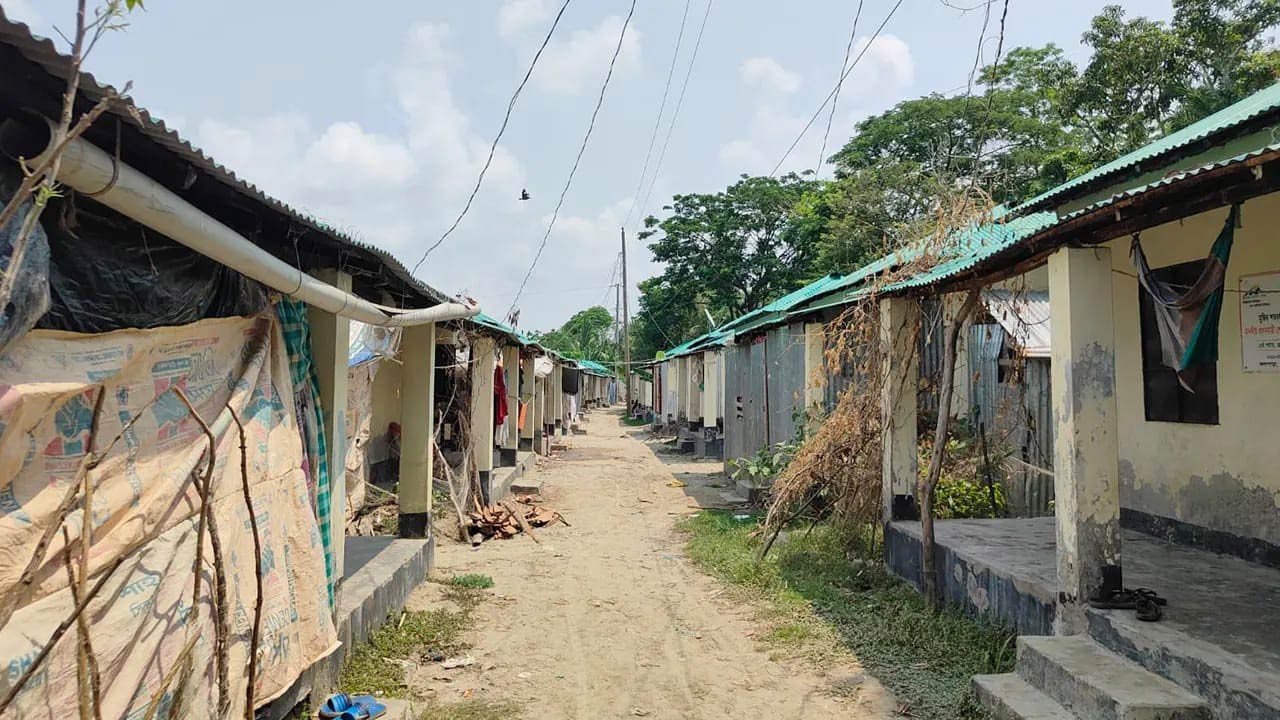 জয়পুরহাটের কালাইয়ে আশ্রয়ণের বাড়ি ছেড়ে চলে গেছেন অনেক সুবিধাভোগী