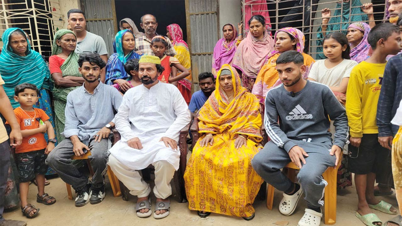 ফেসবুকের কল্যাণে ৪০ বছর পর বগুড়া শেরপুরের আপন ঠিকানা খুঁজে পেলেন আঞ্জুমানারা