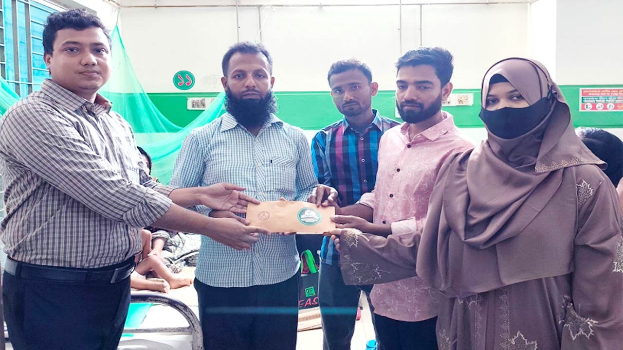 বগুড়া কাহালুর অগ্নিদগ্ধ শিশু রাইসার চিকিৎসায় ৫০ হাজার টাকা দিলো উত্তরসূরী