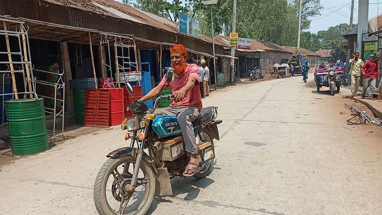 মোটরসাইকেলে ব্যাটারি লাগিয়ে চলাচল করছেন বগুড়া সারিয়াকান্দির কান্টু