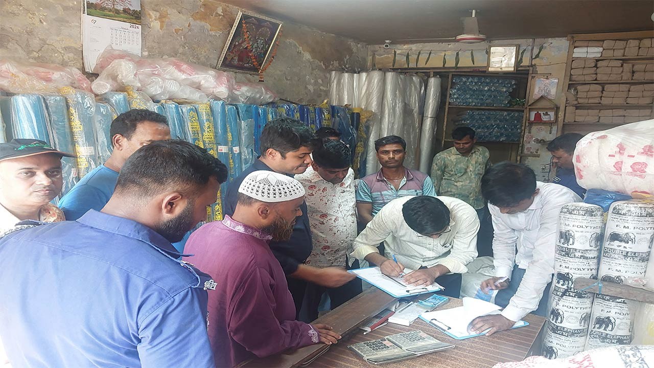 বগুড়ার জি এ এন্টারপ্রাইজ থেকে ১৭৫ কেজিপলিথিন জব্দ