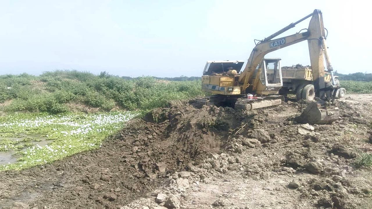 পাবনার চাটমোহরে ফসলি জমির মাটি বিক্রির অভিযোগে সরঞ্জামাদিসহ আটক ৫