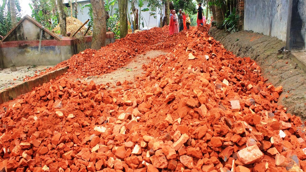 বগুড়ার গাবতলীতে ৩শ’ মিটার কার্পেটিং রাস্তায় নিম্ন মানের ইট ব্যবহারের অভিযোগ