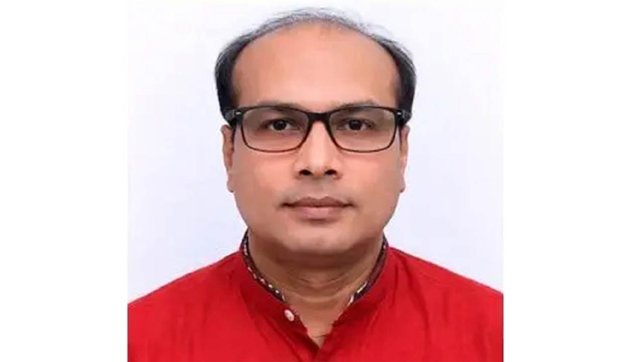 পাবনার ঈশ্বরদীতে নারীসহ রাত কাটাতে চেয়ে পুলিশের হাতে ধরা ভুয়া জজ