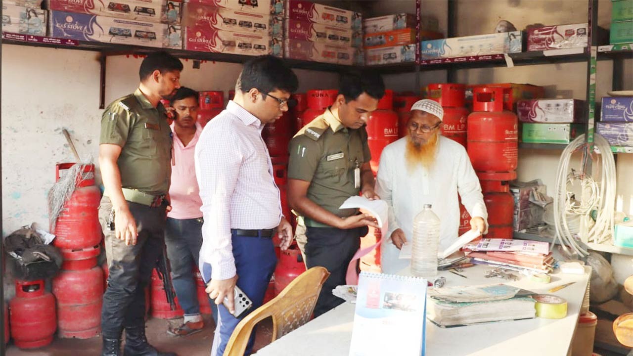 বগুড়ার শেরপুরে বেশি দামে গ্যাস বিক্রি করায় জরিমানা