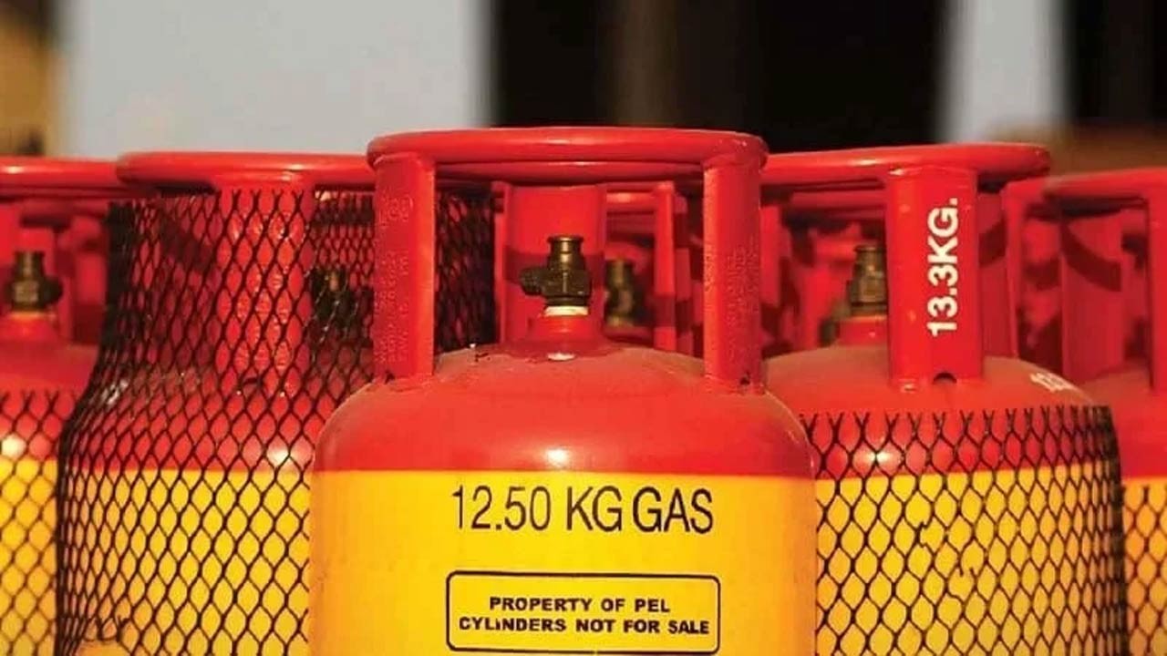 সরবরাহ স্বাভাবিক হলেও নির্ধারিত দামের চেয়ে বেশিতে কিনতে হচ্ছে এলপিজি সিলিন্ডার