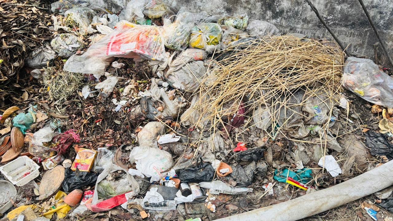 বগুড়ার শেরপুর পৌর এলাকায় পরিচ্ছন্নতা সড়ক ও ড্রেনেজ ব্যবস্থায় দুর্বল, ভোগান্তিতে পৌরবাসী