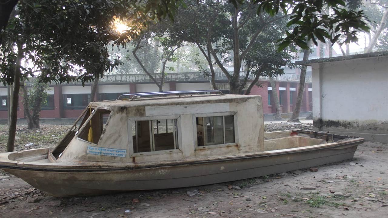 পাবনা বেড়ার চরাঞ্চলের মানুষের জন্য বরাদ্দ ওয়াটার অ্যাম্বুলেন্স দীর্ঘদিন অচল