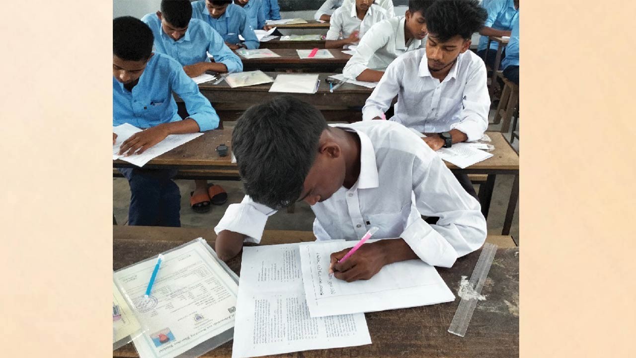 জয়পুরহাটের আক্কেলপুর পরীক্ষা কেন্দ্রে এক হাত দিয়ে স্বপ্নের পথে মেধাবী নাহিদ