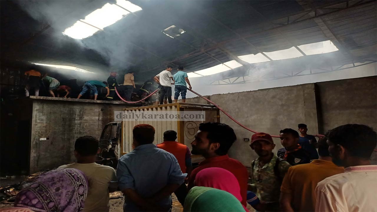 বগুড়া শহরে খেজুরের গোডাউনে আগুনে ব্যাপক ক্ষয়ক্ষতি