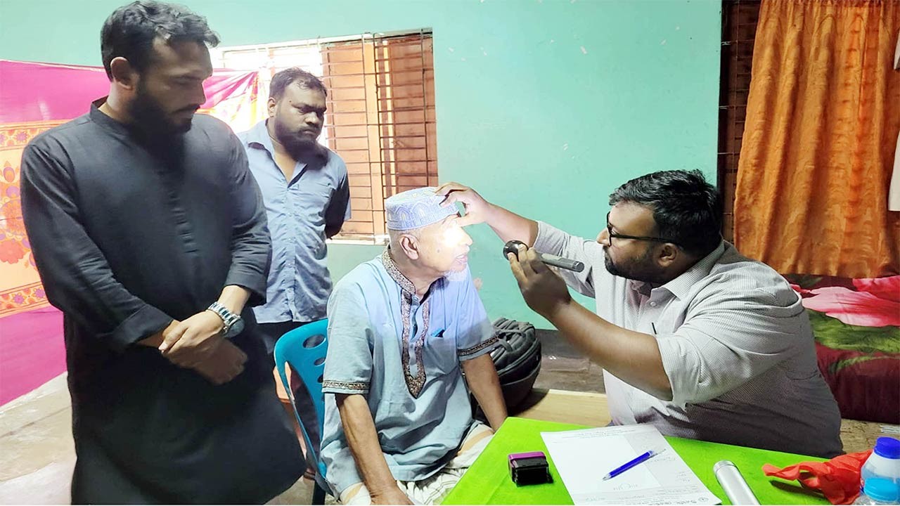 বগুড়ার শেরপুরে টিএমএসএস’র ফ্রি মেডিকেল ক্যাম্পে চিকিৎসা ও ওষুধ পেল ৫০০ রোগী