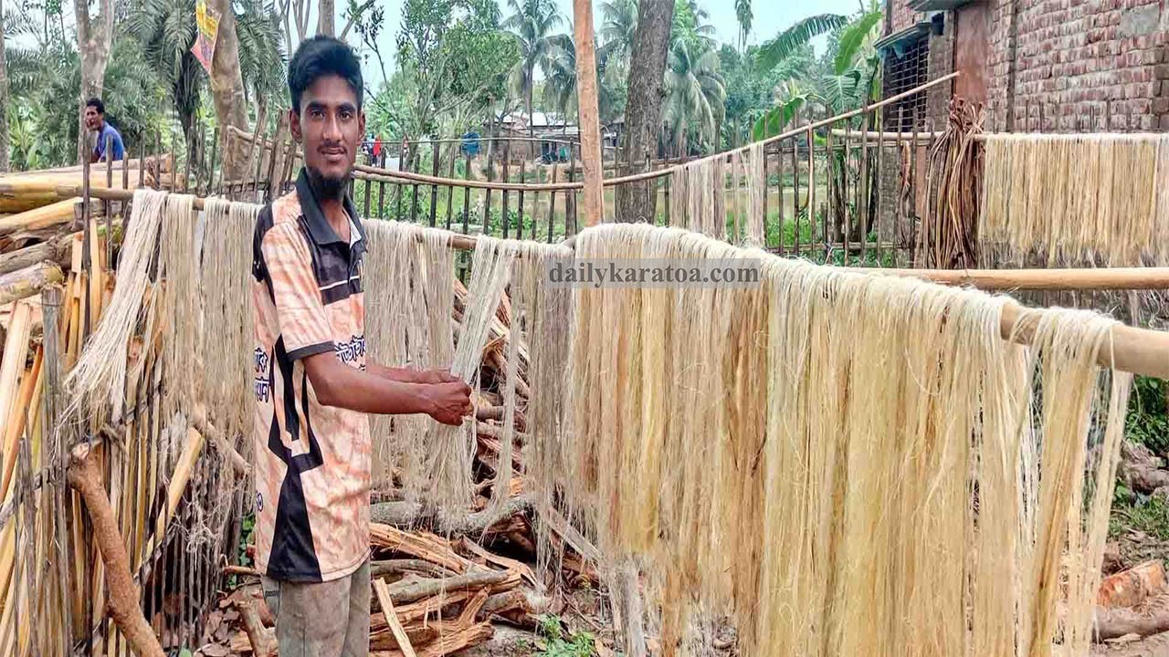 কলাগাছ থেকে সুতা তৈরি করছে জয়পুরহাটের রেজভী 