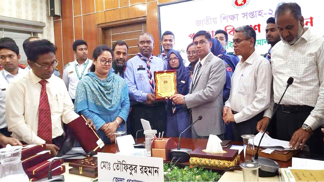 বগুড়া জেলার শ্রেষ্ঠ রোভারদল হিসেবে পুরস্কার গ্রহণ