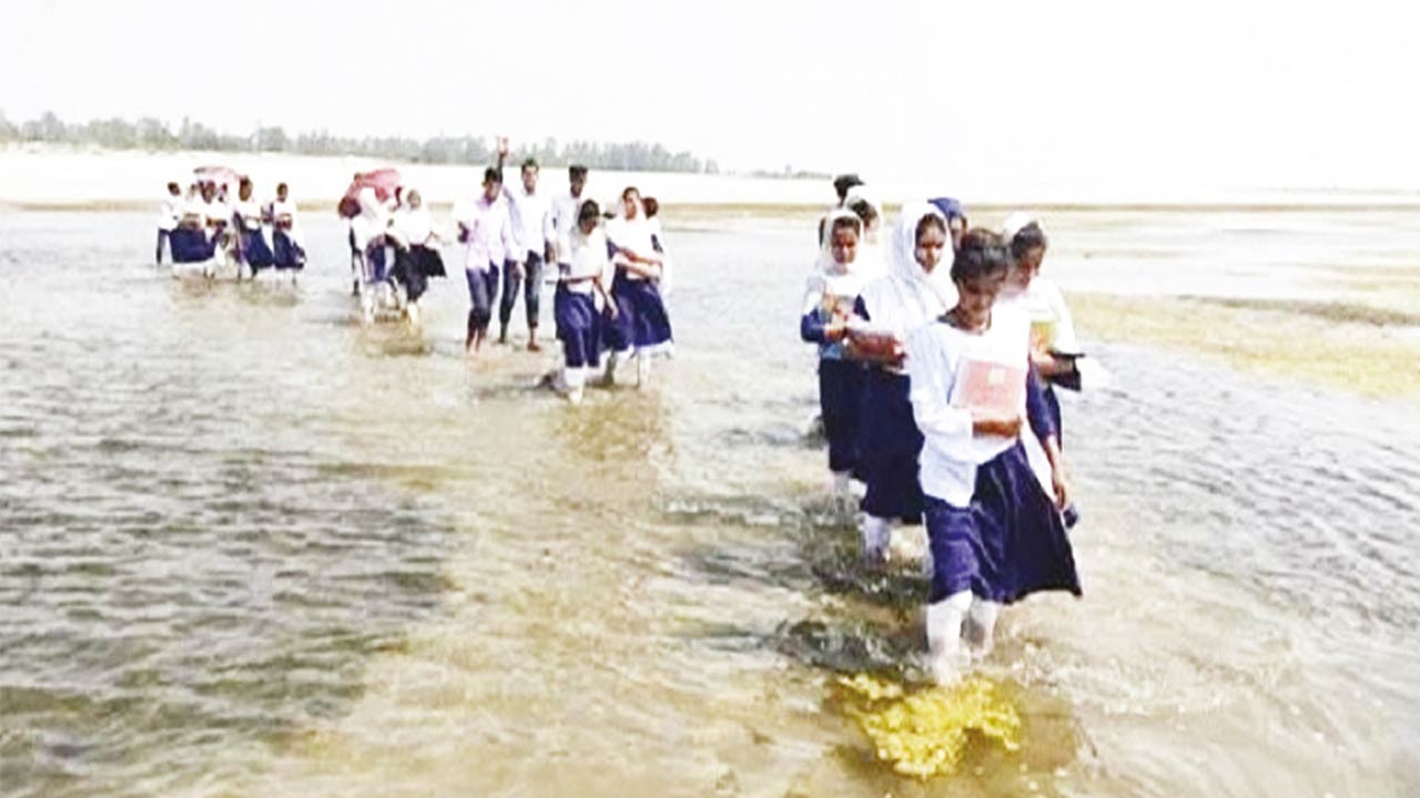 দুঃখ সুখেই জীবন কাটে সিরাজগঞ্জের যমুনার চরাঞ্চলের মানুষের