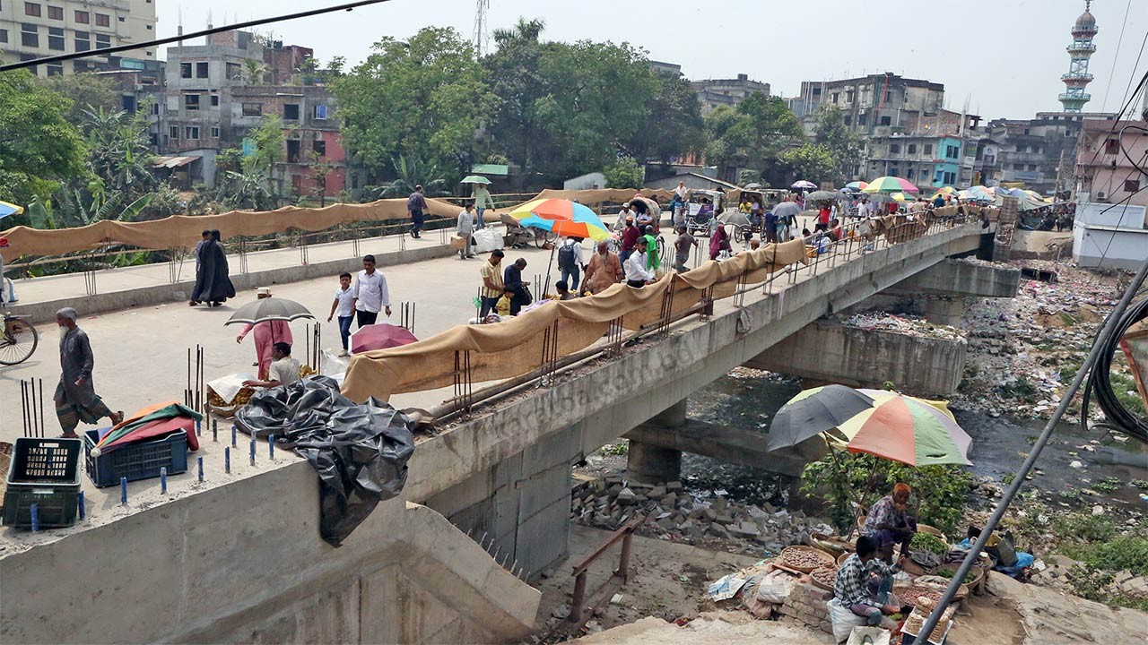 করতোয়া নদীর ওপর ফতেহ আলী ব্রিজ কাজ শুরুর তিন বছরেও পূর্ণাঙ্গ ব্রিজ পেলো না পূর্ববগুড়ার মানুষ