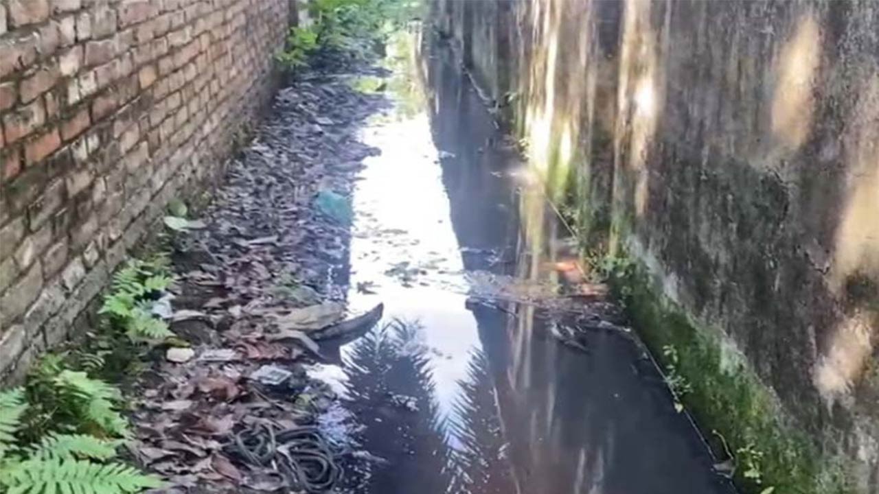 বগুড়ার সান্তাহার পৌর এলাকায় ড্রেনের অব্যবস্থাপনার কারণে জনদুর্ভোগ