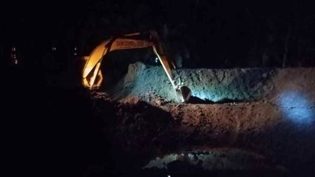 নাটোরের সিংড়ায় অবৈধভাবে পুকুর খনন ১২টি এক্সকেভেটরের ২৪টি ব্যাটারি জব্দ