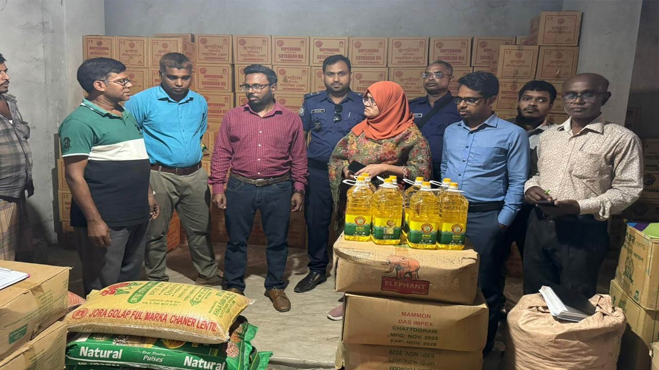 সিরাজগঞ্জের উল্লাপাড়ায় নিয়ম বহির্ভূত পণ্য বিক্রি, তিন দোকানিকে জরিমানা
