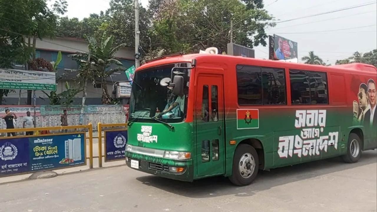বগুড়ার শাজাহানপুরে রাস্তায় অপেক্ষমান জনতার উদ্দেশ্যে বাসের ভিতর থেকেই কথা বললেন প্রধানমন্ত্রী