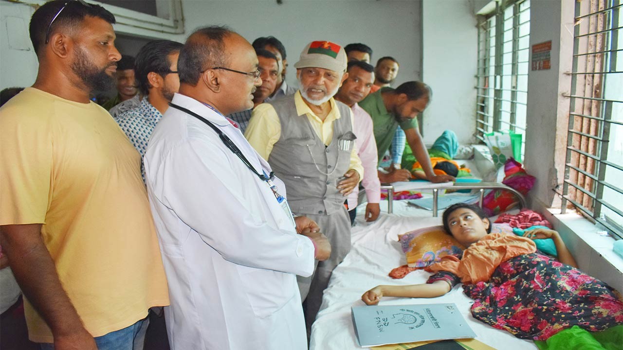 বগুড়ায় অসহায় রোগীদের দেখতে হাসপাতালে সাবেক এমপি লালু