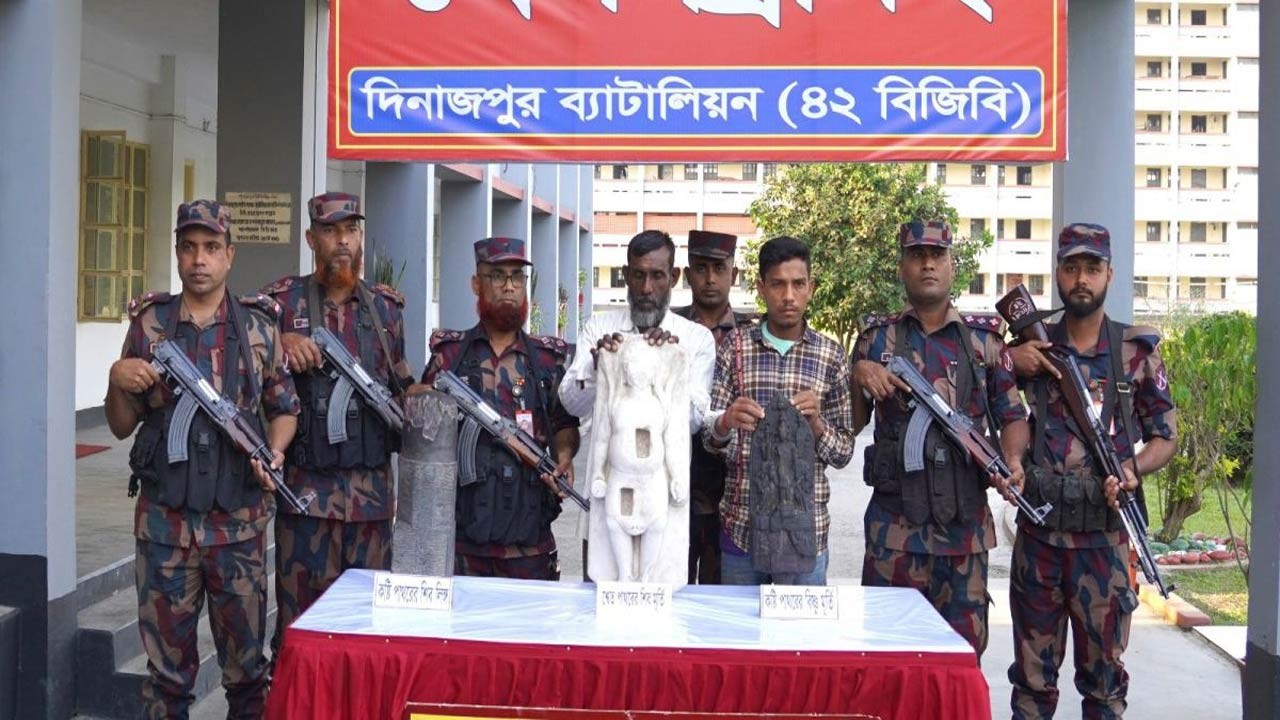 দিনাজপুরে কষ্টিপাথর ও শ্বেত পাথরের ৩টি মূর্তি উদ্ধার, আটক ২