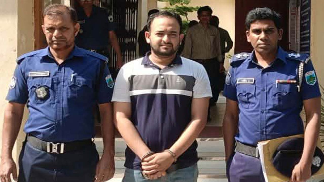 বগুড়ার দুপচাঁচিয়ায় অবৈধ ভবনের প্লান পাসের চেষ্টা : ভুয়া পিএস গ্রেপ্তার